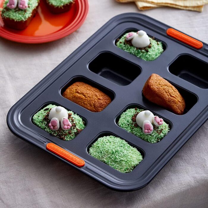 Форма для випічки Le Creuset 8-ми секційна, антипригарний карбон, 40x30x4.26 см, чорна