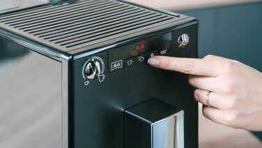 Melitta Solo - Fully Automatic Coffee Machine with Adjustable Spout, Small Coffee Machine with Removable Water Tank, suitable for e.g. Espresso or Café Crème, matte black Matte Black Single