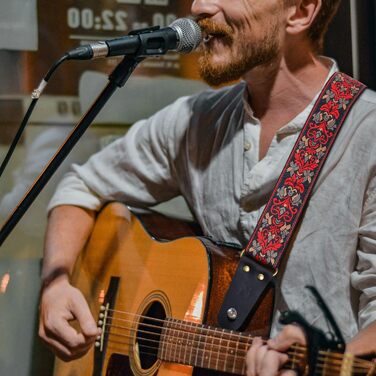 Гітарний ремінь Nefelibata: 2 шт., вишиті, з повним шкіряним краєм, прихованою кишенею, для бас-, електро- та акустичних гітар, безкоштовна пряжка, замок та медіатори. Червоний ретро-квітка