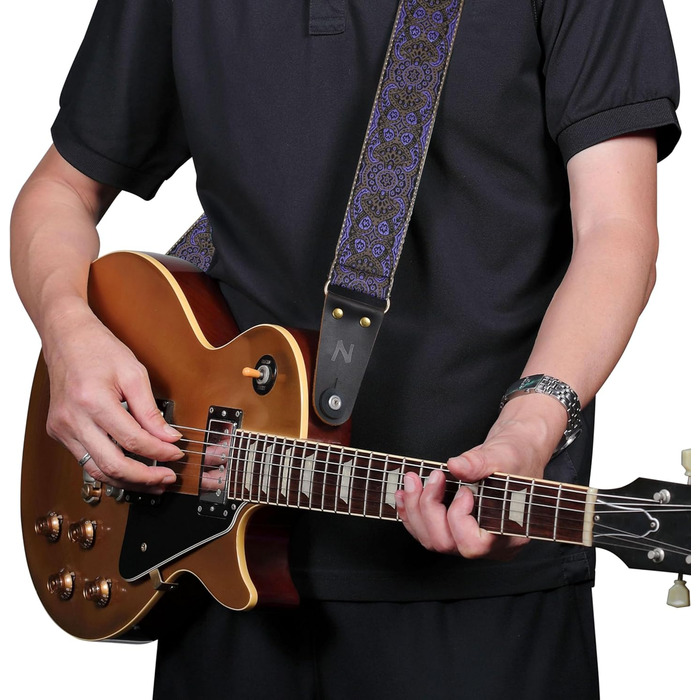 Гітарний ремінь Nefelibata Vintage з вишивкою, з натуральною шкіряною обробкою. Підходить для бас-гітари, електрогітари та акустичної гітари. У комплекті: кнопка для ременя, 2 фіксатори та 4 медіатори. Колір: аметистовий (#lila)