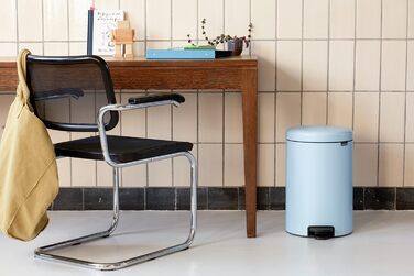 Відро для сміття Brabantia NewIcon 30L з м'яким закриттям кришки та педальним механізмом, 29 x 38 x 68 см, блакитний