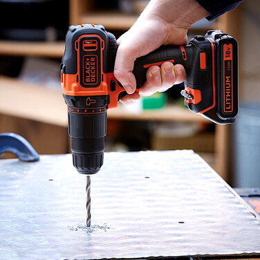 Ударний шурупокрут Black & Decker з 2 акумуляторами по 1,5 Аг 18В