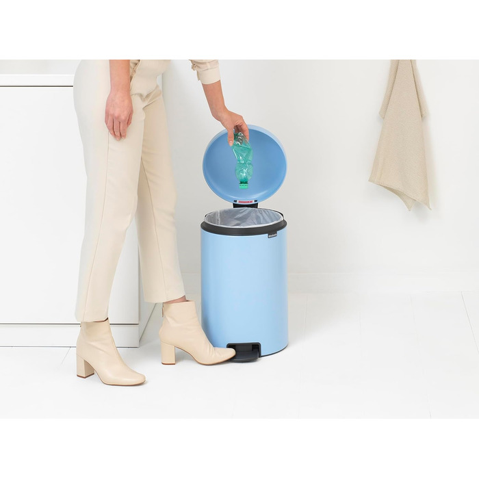 Відро для сміття Brabantia NewIcon 30L з м'яким закриттям кришки та педальним механізмом, 29 x 38 x 68 см, блакитний