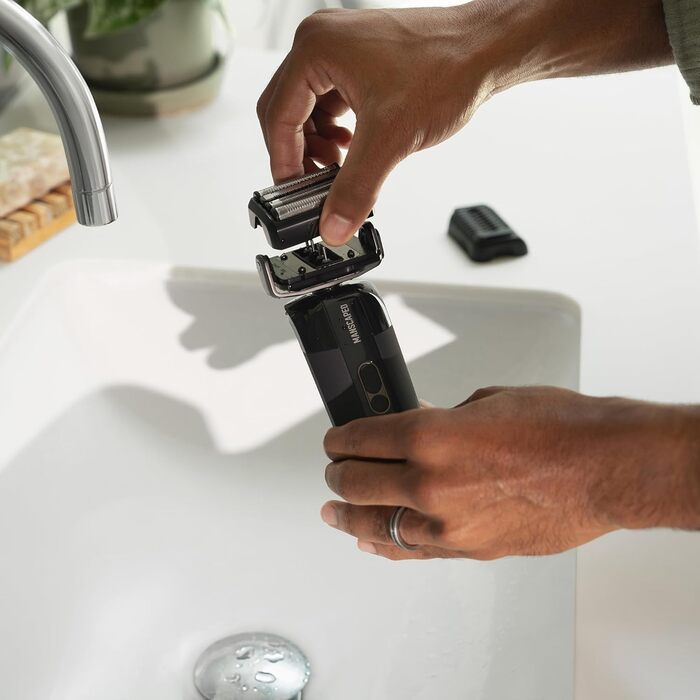 MANSCAPED® The Chairman™ PRO Electric Shaver, Razor with Two Interchangeable SkinSafe® Attachments, Shaver for Men with 4 Shaving Elements and a Stubble Trimmer, Battery-Powered, with Safety Lock