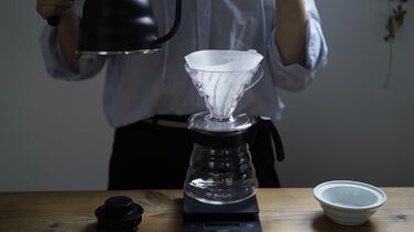 Кавовий набір Hario V60: пластиковий дрипер, скляний сервер, мірна ложка, фільтри, боросилікат, чорний, розмір 2