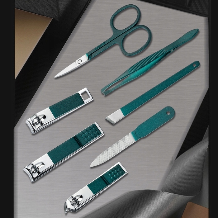 Набір інструментів для манікюру та педикюру, 18 предметів, з футляром