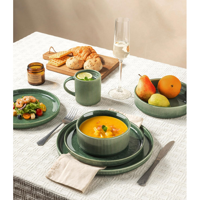 Набір посуду GBhome з реактивної глазурі для 6 осіб, 18 предметів. Ручна робота, керамічний посуд, безпечний для мікрохвильової печі та посудомийної машини. Глибокий зелений колір (Immergrün). Включає 6 чашок.
