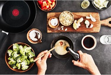 Сковорода Tefal Unlimited On 32 см індукційна з антипригарним покриттям Titanium, з індикатором нагріву Thermo-Signal, для всіх типів плит, чорна G25908