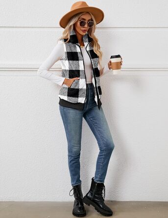 Жіноча жилетка з м'якого флісу IECCP - тепла безрукавка для осені та зими. Стильна жилетка з м'якого флісу з візерунком у клітинку чорно-білого кольору. Ідеальна для створення затишного осіннього образу.