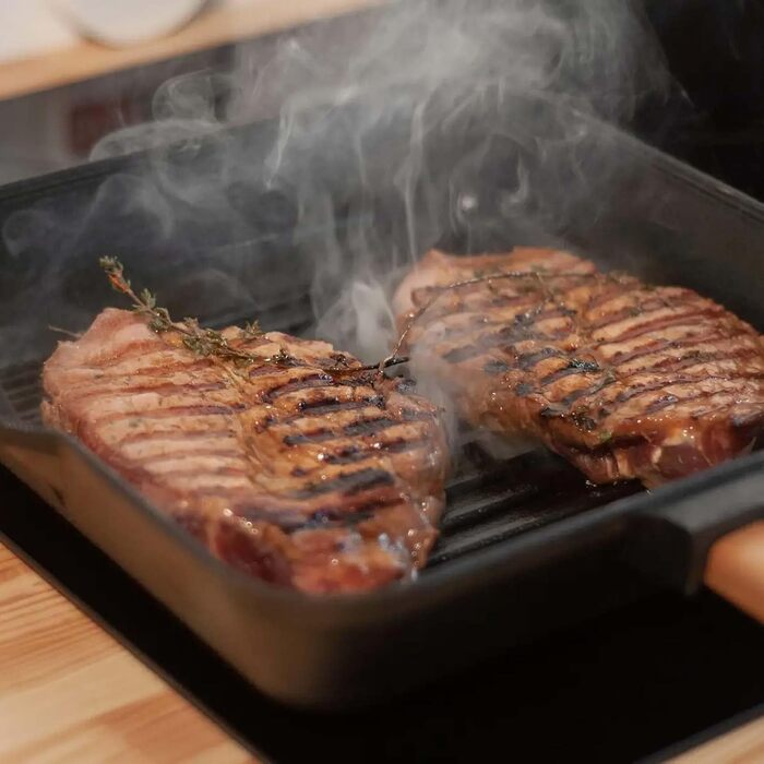 Чавунна сковорода гриль 26 см з дерев'яною ручкою для газових грилів, духовки, індукції та відкритого вогню