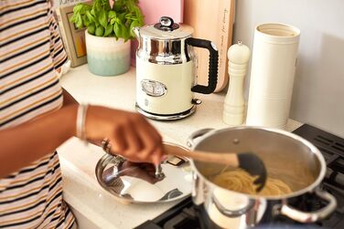 Електричний чайник Russell Hobbs 1.7л, 2400W, Retro Creme, з регулюванням температури, LED-дисплей, нержавіюча сталь
