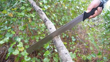 Camillus Carnivore MAXX 2.0 Machete made from durable 420 stainless steel with a titanium coating, ideal for hunting, hiking, camping, survival. Machete with shaped sheath, 58.4 cm
