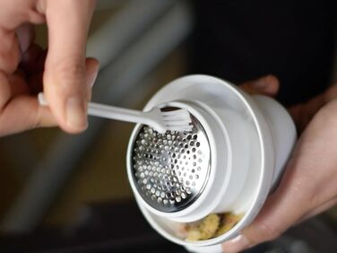 BEPER 50.245 USB-аккумуляторний видальник ворсу зі сталевими лезами. Видаляє ворс та ковтунці. Білий/блакитний, перезаряджається через USB