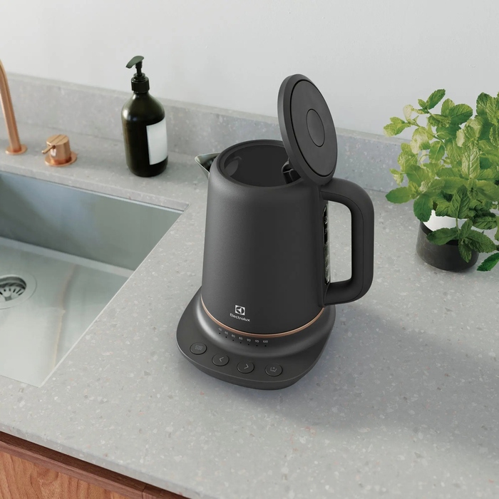 Електричний чайник Electrolux Explore 7 E7K1-6BP, 2400 Вт, 1,7 л, чорний