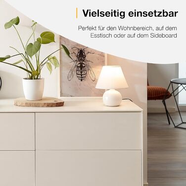 BRILLIANT Primo: стильна настільна лампа з тканинним абажуром – маленька лампа для нічного столика, спальні та вітальні – патрон E14 та вимикач – білий