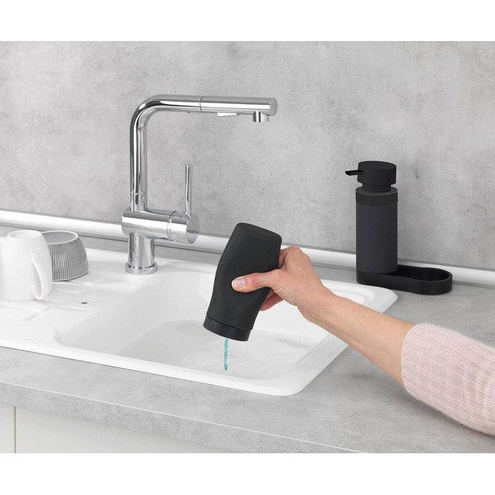 WENKO Easy Squeez-e Dish Station Black, a combination of a refillable dish soap and hand soap dispenser, ideal for bathrooms, kitchens, and guest toilets. Capacity approximately 250 ml per dispenser. Dimensions 15 x 18 x 7 cm.