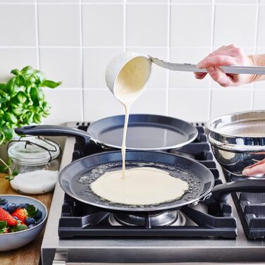 Млинцева пательня GreenPan Essentials 28 см, керамічне антипригарне покриття, без PFAS, для індукції, духовки до 160°C, можна мити в посудомийній машині, чорна