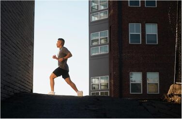 Garmin Forerunner 570: GPS-годинник для бігу та триатлону з AMOLED-дисплеєм, 47 мм, сірий, Al, функції тренувань та відновлення