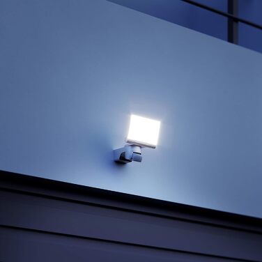 Світлодіодний прожектор Steinel XLED Home 2 S: поворотний, 13.7W, 180°, дальність 10м, 1550 лм, білий, з датчиком руху та Bluetooth