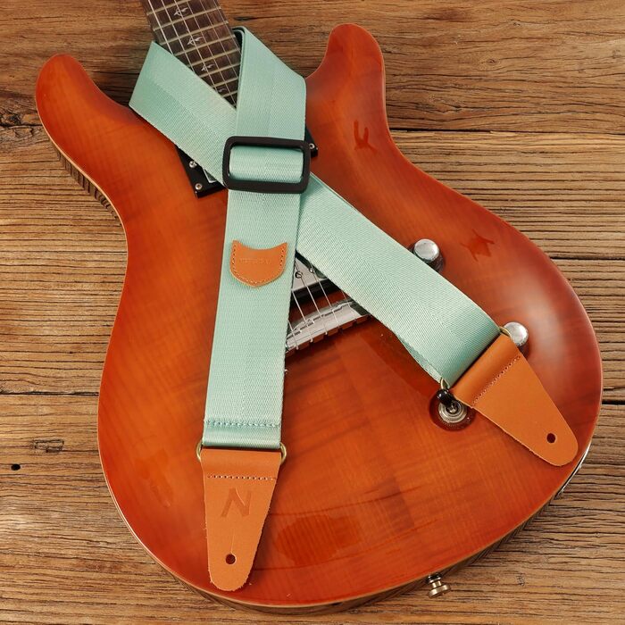 Гітарний ремінь з кишенею для медіатора, вінтажний, з кінцями з повном'якої шкіри. Підходить для бас-гітари, електро- та акустичної гітари. З безкоштовним кріпленням для ременя, 1 паром затискачів та 4 медіаторами. Колір: світло-зелений