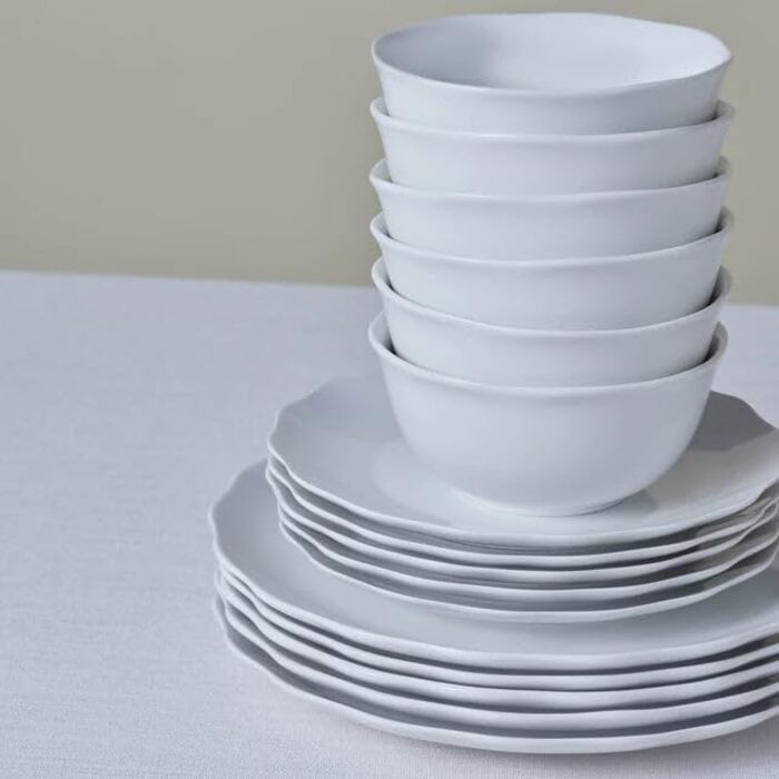 Karaca Solem: 18-частинний набір посуду з чорного стеінгоду для 6 осіб, з рельєфним декором