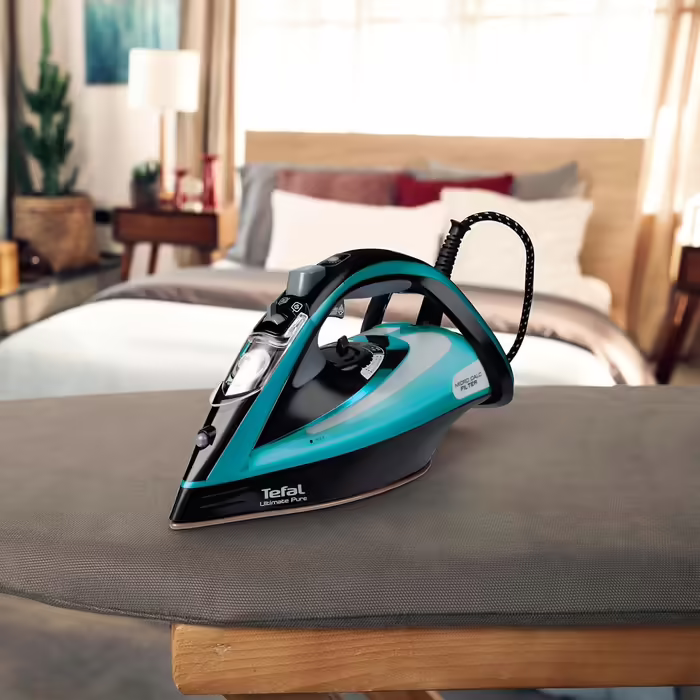 Парова праска Tefal Ultimate Pure FV9844, 3200 Вт, мікрофільтр від накипу, підошва Durilium Airglide Autoclean, авто-відключення, резервуар 0.35 л, чорна/синя