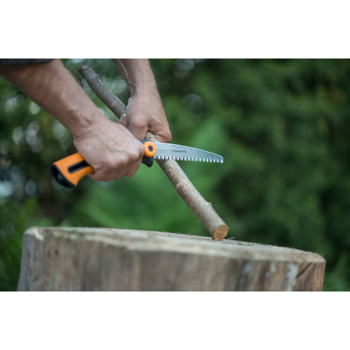 Ручна пила Fiskars Xtract SW73 для свіжої деревини, грубе зубцювання, довжина полотна 16 см, висувна, нержавіюча сталь, чорна/помаранчева, загальна довжина 35 см, модель 1000613