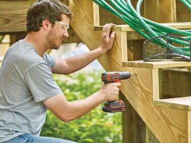 Акумуляторний дриль-шуруповерт BLACK+DECKER 18V з 2 акумуляторами 1.5Ah, швидкою зарядкою та 80 аксесуарами в кейсі