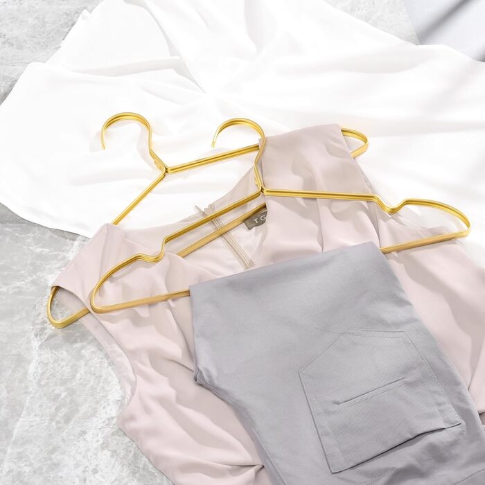 Amber Home 20-Piece 42cm Lightweight Aluminum Iron Clothes Hangers, Matte Gold Metal Clothes Hangers with Non-Slip Groove for Suit, T-Shirt, Shirt, Jacket, Dress, Pants