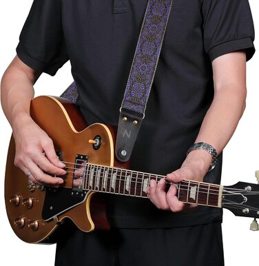 Гітарний ремінь Nefelibata Vintage з вишивкою, з натуральною шкіряною обробкою. Підходить для бас-гітари, електрогітари та акустичної гітари. У комплекті: кнопка для ременя, 2 фіксатори та 4 медіатори. Колір: аметистовий (#lila)