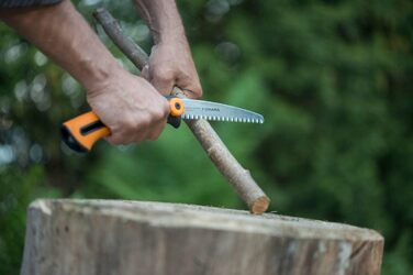 Ручна пила Fiskars Xtract SW73 для свіжої деревини, грубе зубцювання, довжина полотна 16 см, висувна, нержавіюча сталь, чорна/помаранчева, загальна довжина 35 см, модель 1000613