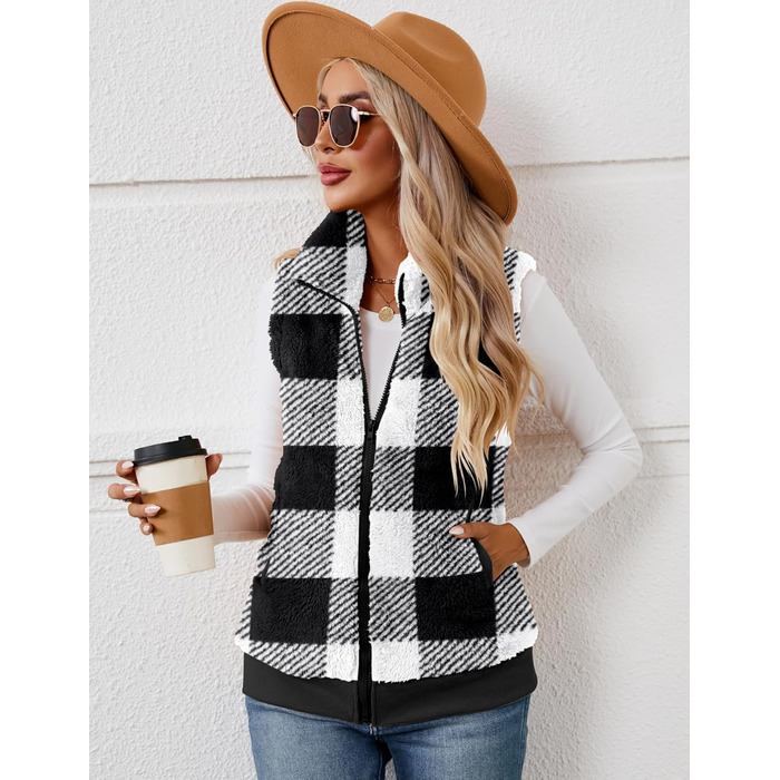 Жіноча жилетка з м'якого флісу IECCP - тепла безрукавка для осені та зими. Стильна жилетка з м'якого флісу з візерунком у клітинку чорно-білого кольору. Ідеальна для створення затишного осіннього образу.
