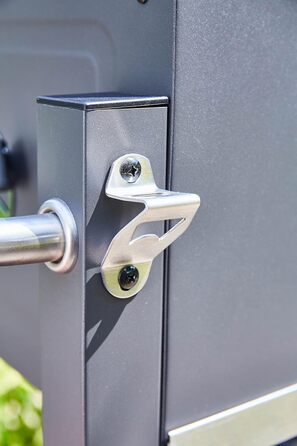 Гриль на деревному вугіллі Tarrington House Memphis з бічною полицею, термометром і колесами, сірий