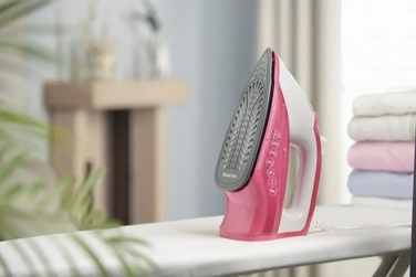 Праска Russell Hobbs Light & Easy Pro 26461-56, 2600 Вт, керамічна підошва, рожева