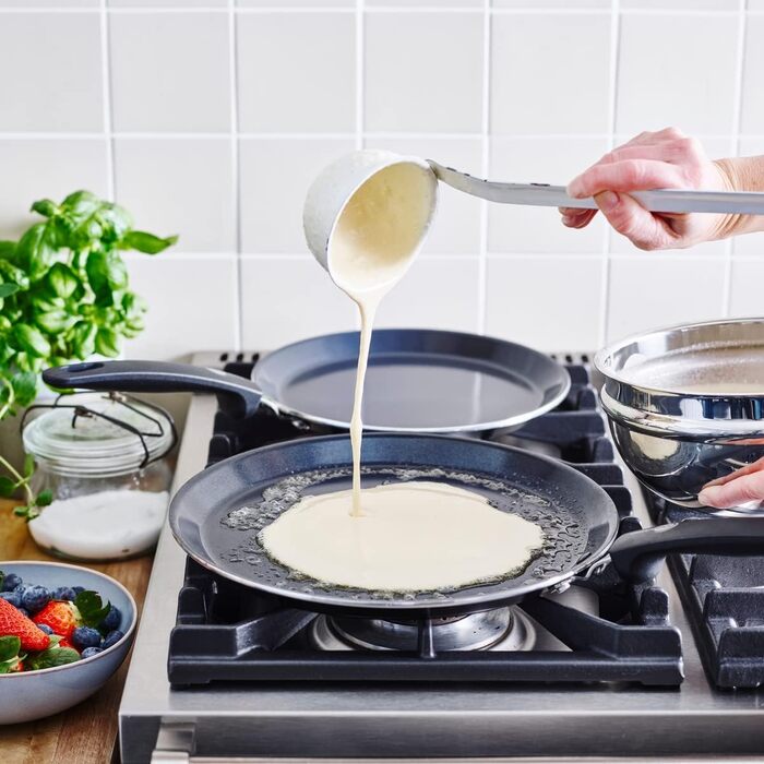 Млинцева пательня GreenPan Essentials 28 см, керамічне антипригарне покриття, без PFAS, для індукції, духовки до 160°C, можна мити в посудомийній машині, чорна