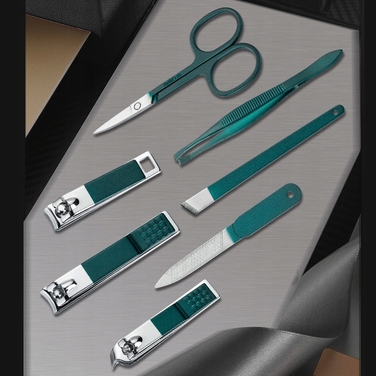 Набір інструментів для манікюру та педикюру, 18 предметів, з футляром