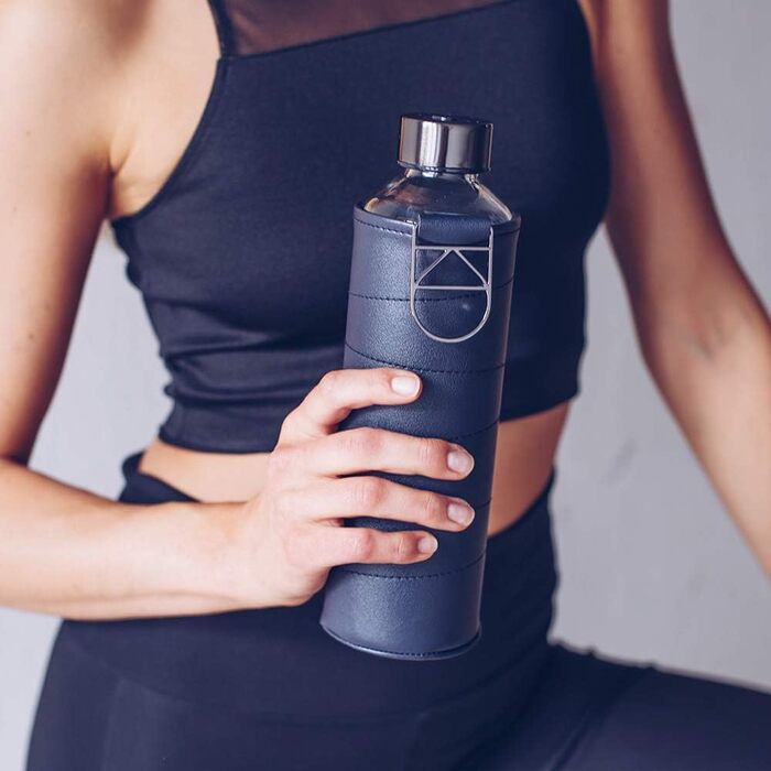 EQUA large drinking bottle with faux leather sleeve, 750 ml, made of borosilicate glass, BPA-free and leak-proof.