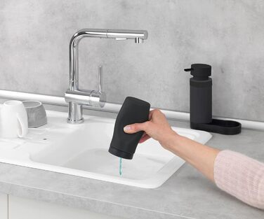 WENKO Easy Squeez-e Dish Station Black, a combination of a refillable dish soap and hand soap dispenser, ideal for bathrooms, kitchens, and guest toilets. Capacity approximately 250 ml per dispenser. Dimensions 15 x 18 x 7 cm.
