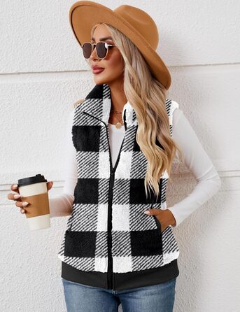 Жіноча жилетка з м'якого флісу IECCP - тепла безрукавка для осені та зими. Стильна жилетка з м'якого флісу з візерунком у клітинку чорно-білого кольору. Ідеальна для створення затишного осіннього образу.
