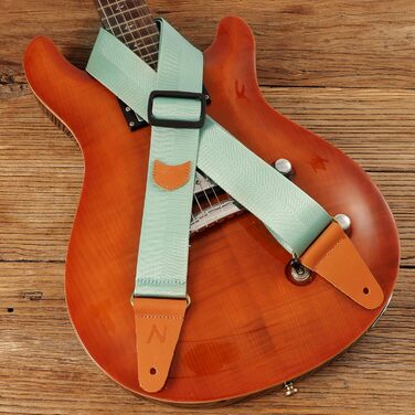 Гітарний ремінь з кишенею для медіатора, вінтажний, з кінцями з повном'якої шкіри. Підходить для бас-гітари, електро- та акустичної гітари. З безкоштовним кріпленням для ременя, 1 паром затискачів та 4 медіаторами. Колір: світло-зелений