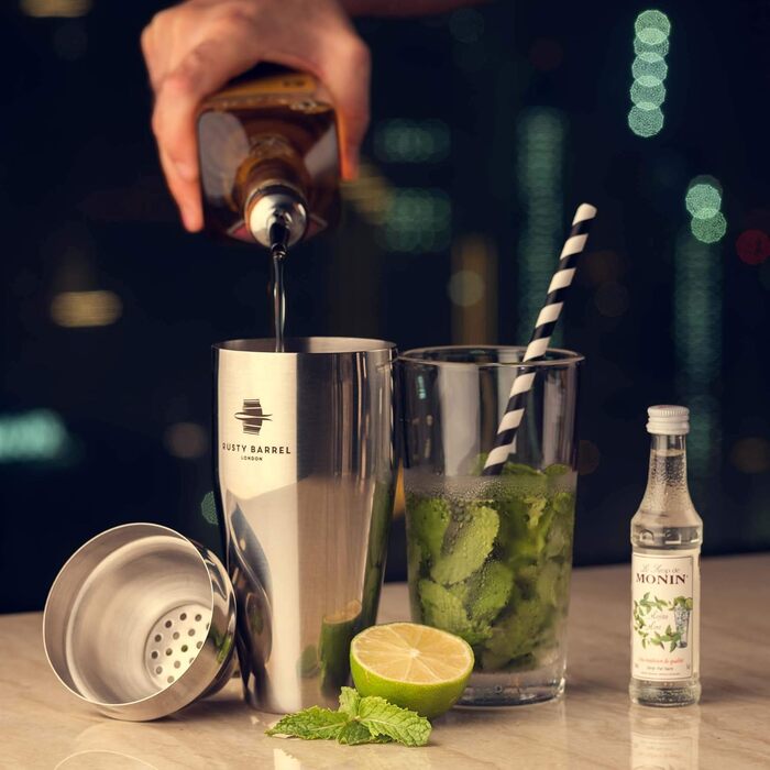 Набір для коктейлів Rusty Barrel Manhattan – шейкер з нержавіючої сталі, дерев'яний мадлер, барне сито, джигер, дозатор, ложка та книга рецептів у подарунковій коробці