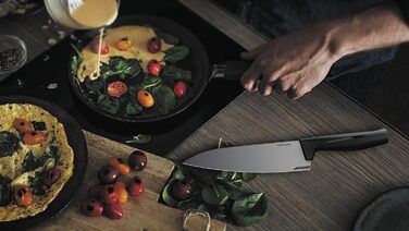 Сковорода для омлету Fiskars Hard Face 22 см, антипригарна, алюміній, для всіх плит, чорна, стійка до подряпин