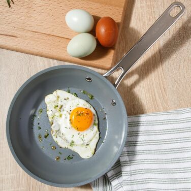 Набір кухонного посуду Sur La Table Kitchen Essentials, 13 предметів, керамічне покриття, антипригарне, для індукційних плит, знімний ручка, зелений