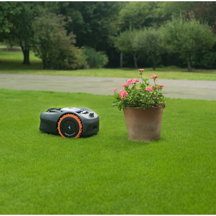 Робот-газонокосарка Segway Navimow i108E 4G, ширина косіння 18 см