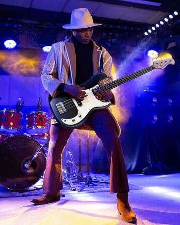 Електрогітара бас Donner P-стиль, повний розмір, 4 струни, комплект для початківців, з чохлом, ременем та кабелем (чорний)