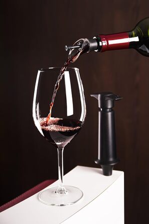 Vacu Vin Wine Pump with Spout and Stopper, Plastic, Black, 5 x 8.3 x 22 cm