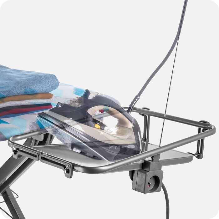 Прасувальна дошка KADAX з підставкою для рукавів 130x41 см, поверхня для прасування 53x13 см, з відсіком для праски та розеткою, складана прасувальна станція з парогенератором, Made in EU (Блакитна)