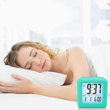 Цифровий туристичний годинник-будильник Plumeet з функцією відкладання, нічним світлом та великим дисплеєм, зеленого кольору