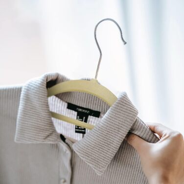 Вішалки для одягу KEPLIN, оксамитові, з перекладиною для краваток та 360° обертанням, міцні, економні, органайзер для шафи, для костюмів, курток та одягу, рішення для зберігання вдома, м'ятно-зелені (30 шт, кремовий)