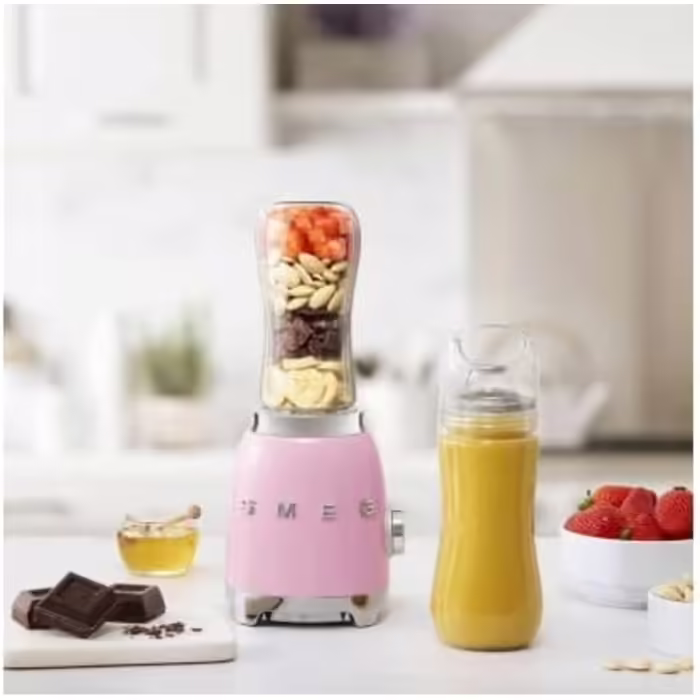 Персональний блендер SMEG PBF01PKEU, 300 Вт, 2 швидкості, подвійне лезо з нержавіючої сталі, 2 пляшки по 600 мл, стійка основа, кабель-менеджмент, рожевий